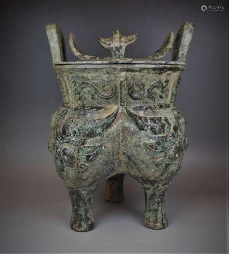 A Chinese archaic bronze ding with lid (have words)