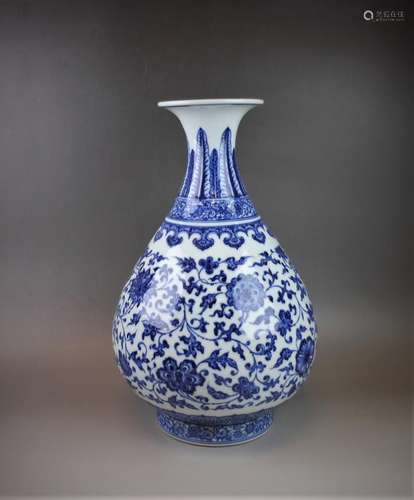 A Chinese Qing dynasty blue and white yuhuchunping porcelain vase, [Qianlong] mark