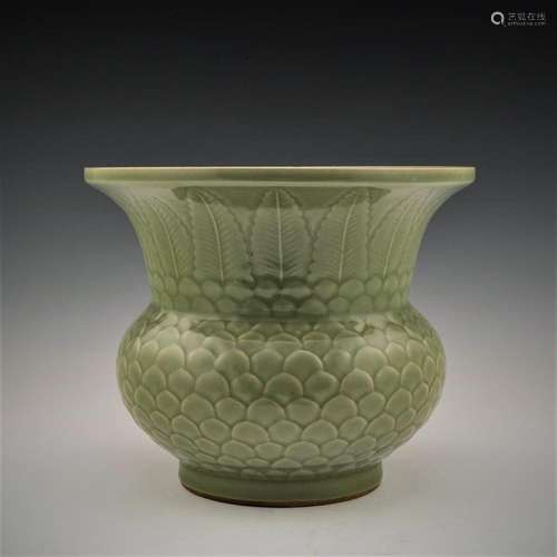 A Chinese Ming dynasty Longquan-yao celadon porcelain spittoon/cuspidor