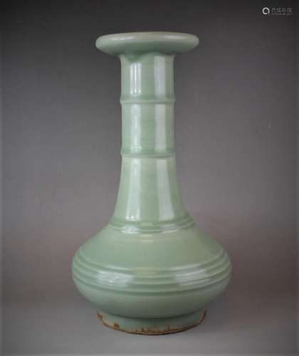 A Chinese Song dynasty Longquan-yao celadon porcelain vase