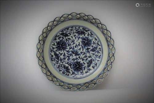 A Chinese blue and white porcelain plate with reticulated design edge