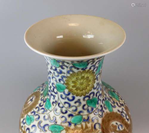 A Chinese late Qing/Republic famille rose porcelain vase