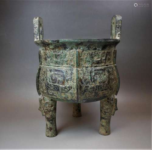 A Chinese archaic bronze ding (have words)