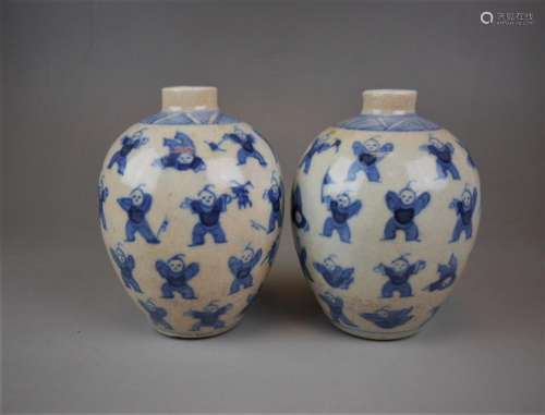 A pair of small Chinese blue and white late Qing/Republic porcelain jar