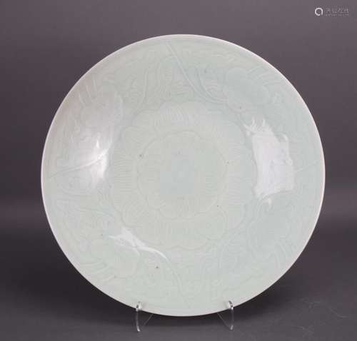 A QING DYNASTY LARGE CELADON GLAZED PLATE