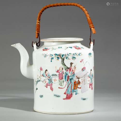 CHINESE FAMILLE ROSE PORCELAIN TEAPOT