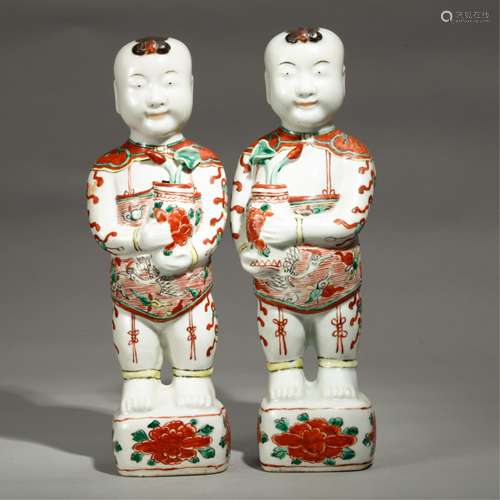 A PAIR OF CHINESE FAMILLE ROSE PORCELAIN BOY