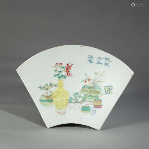 CHINESE FAMILLE ROSE PORCELAIN PLATE FAN-SHAPED