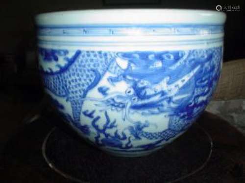 Chinese 18th century blue and white pot, dragon motive