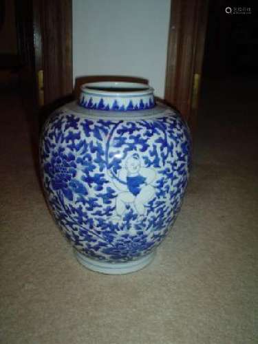 Chinese 18th century blue and white vase