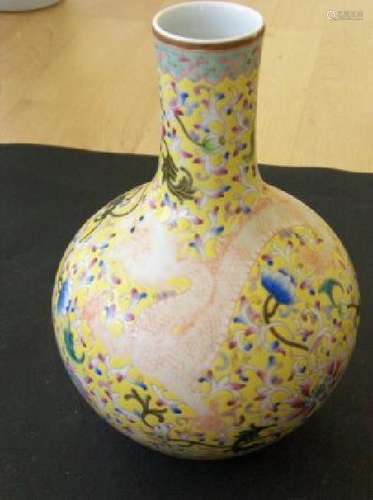 Chinese qing qianlong mark vase, but da.oguan likely