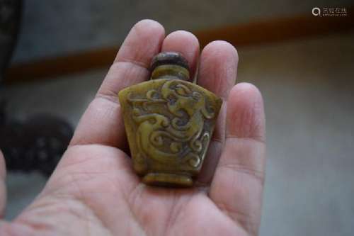 Chinese early qing dynasty dragon snuff bottle.