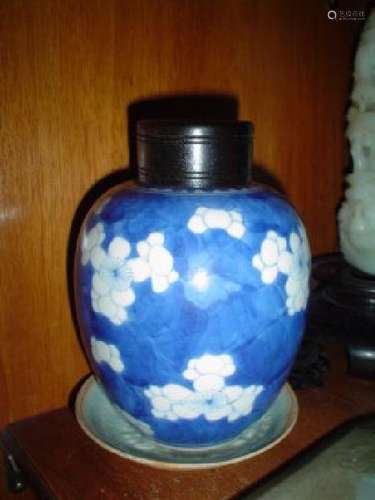 chinese small kangxi blue and white jar.