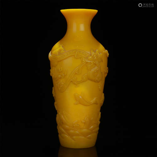 CHINESE YELLOW PEKING GLASS FISH AND DRAGON VASE