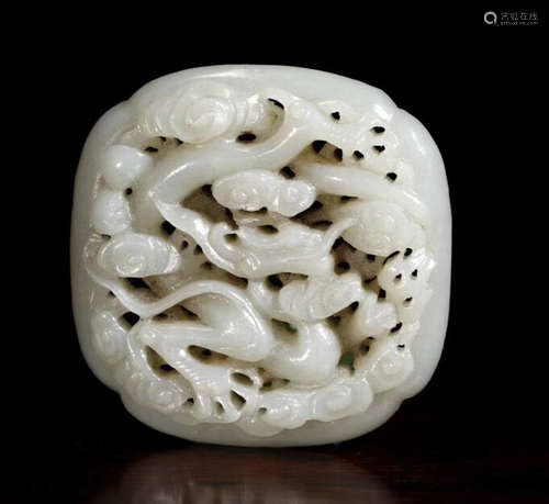 A CHI-DRAGON PATTERN HETIAN JADE PENDANT