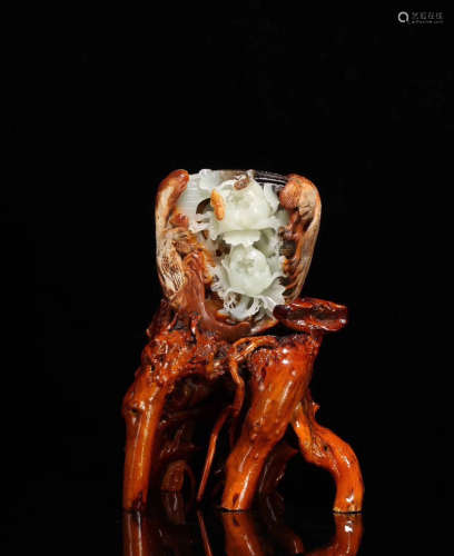 A HETIAN JADE CARVED HOLLOW DESIGN ORNAMENT