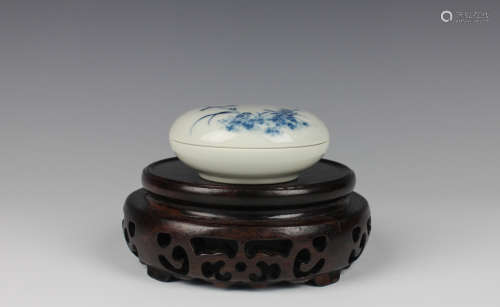 CHINESE BLUE AND WHITE PORCELAIN INK BOX