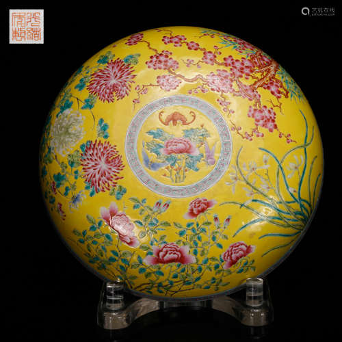 CHINESE YELLOW GROUND FAMILLE ROSE COVER BOX