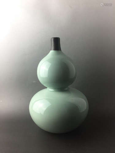 CHINESE CELADON GLAZED DOUBLE GOURD VASE