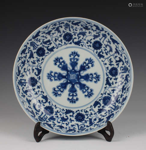 CHINESE BLUE AND WHITE PORCELAIN CHARGER