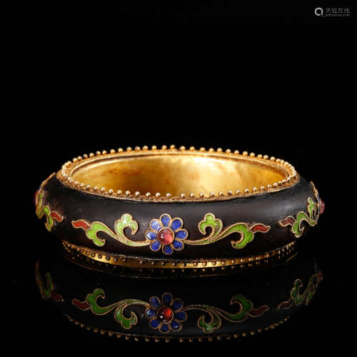 CHINESE GILT SILVER BANGLE WITH CHENXIANG WOOD