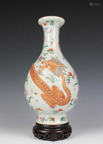 CHINESE FAMILLE ROSE PORCELAIN VASE