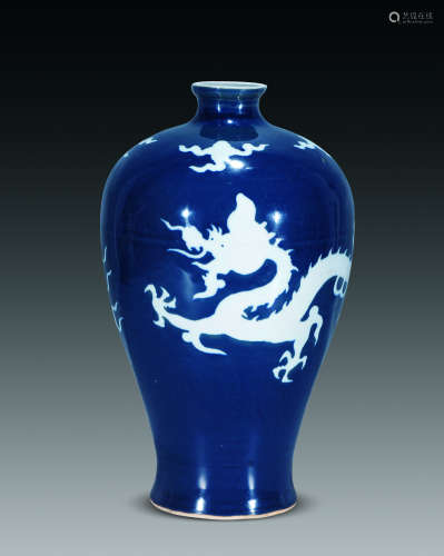 17世纪 蓝地白龙梅瓶