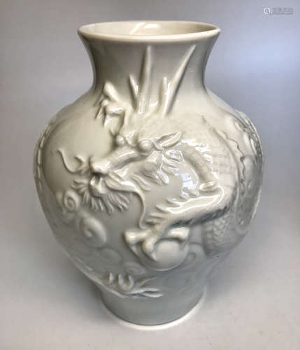 A WHITE GLAZE WITH PLASTIC DRAGON PATTERN VASE