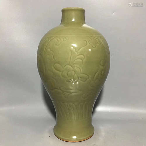 A LONGQUAN KILN FLORAL PATTERN  PLUM VASE