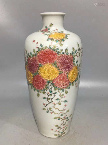 A FAMILLE-ROSE FLORAL PATTERN PLUM VASE