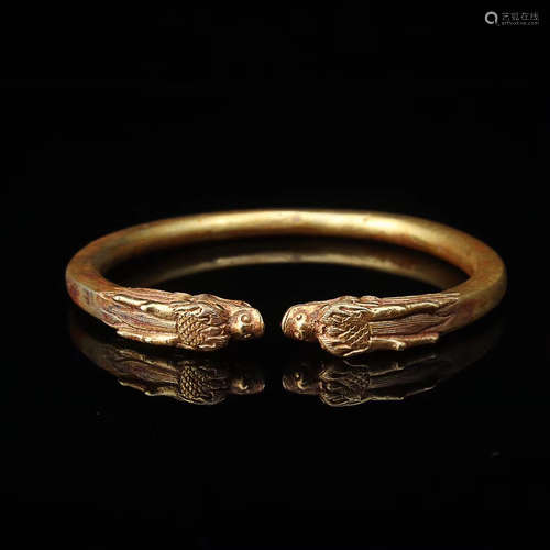 AN OLD GILT SILVER DOUBLE-DRAGON DESIGN BANGLE