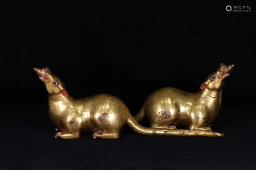 17-19TH CENTURY, A PAIR OF GILT BRONZE MOUSE DESIGN ORNAMENTS,QING DYNASTY