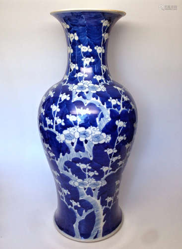 A BLUE & WHITE FIGURE PATTERN OCTAGONAL PLUM VASE, MING DYNASTY