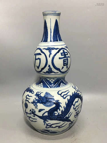 A BLUE$WHITE DRAGON PATTERN VASE