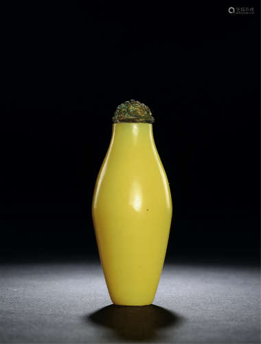 清中期 鸡油黄料光素橄榄瓶形鼻烟壶