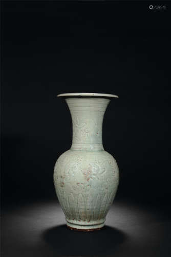元 龙泉窑浮雕牡丹纹花瓶