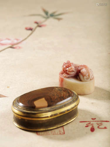 清乾隆  红花芙蓉狮钮印、镶玛瑙鼻烟盒 （两件）