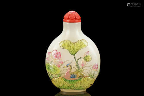 FAMILLE ROSE GLASS 'POND SCENERY' SNUFF BOTTLE