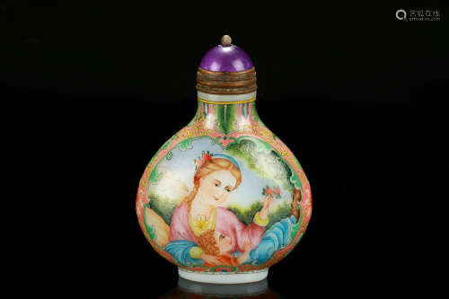 FAMILLE ROSE GLASS 'WESTERNERS' SNUFF BOTTLE