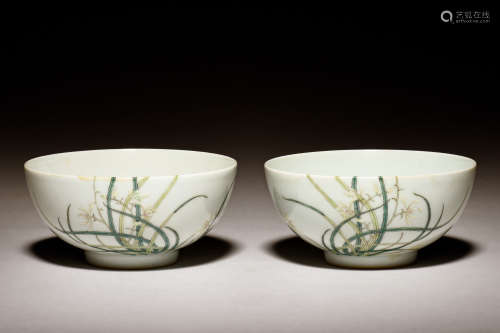 PAIR OF 'FLOWERS & CALLIGRAPHY' BOWLS