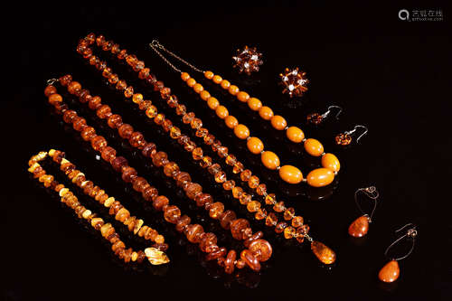 GROUP OF TEN NATURAL AMBER JEWELRY