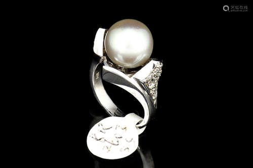 14K WHITE GOLD RING WITH SILVER SOUTH SEA PEARL AND DIAMONDS