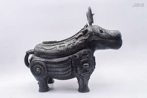 ARCHAIC BRONZE CAST 'COW' RITUAL VESSEL, GUANG