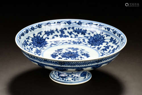 BLUE AND WHITE 'FLOWERS' STEM DISH