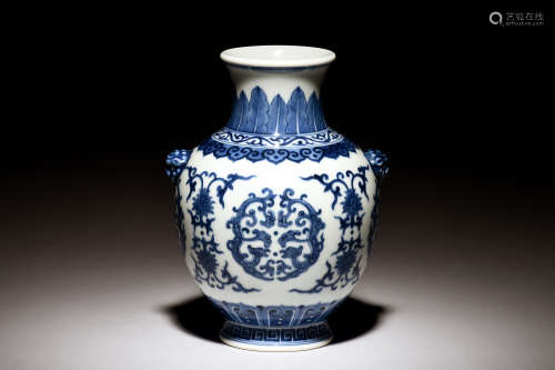 BLUE AND WHITE 'FLOWERS' VASE WITH HANDLES