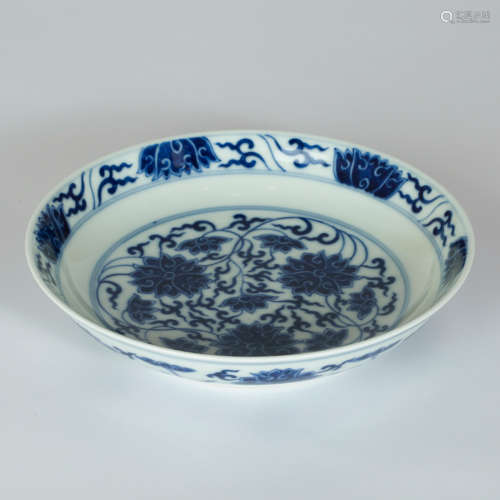 CHINESE BLUE AND WHITE PORCELAIN PLATE