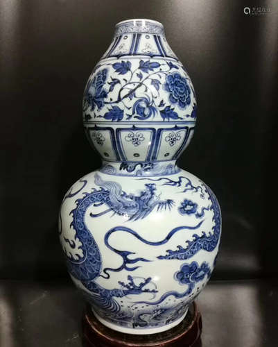 A DRAGON GOURD SHAPED VASE