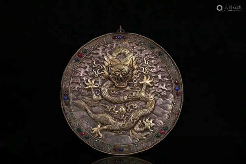 A GILT SILVER DRAGON PATTERN HANGING PENDANT