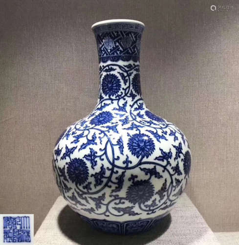 A DAQING QIANLONG NIANZHI MARK FLOWERS VASE