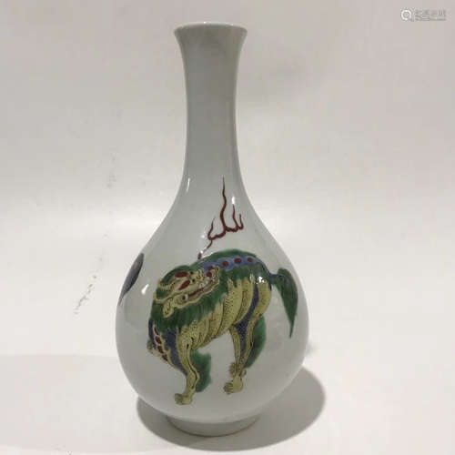 A FAMILLE-VERTE MONSTER LONG NECK VASE